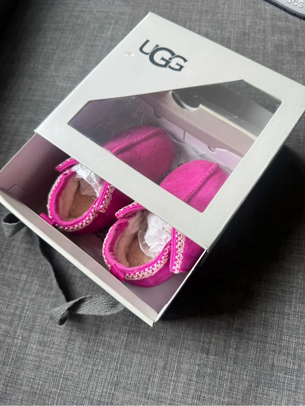 UGG vibrant pink
